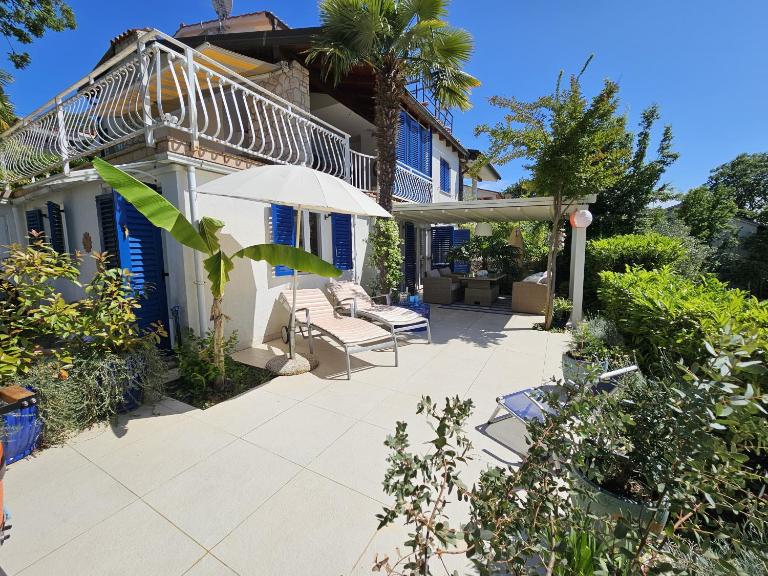 Apartment Barbara with sea view - B&B Njivice