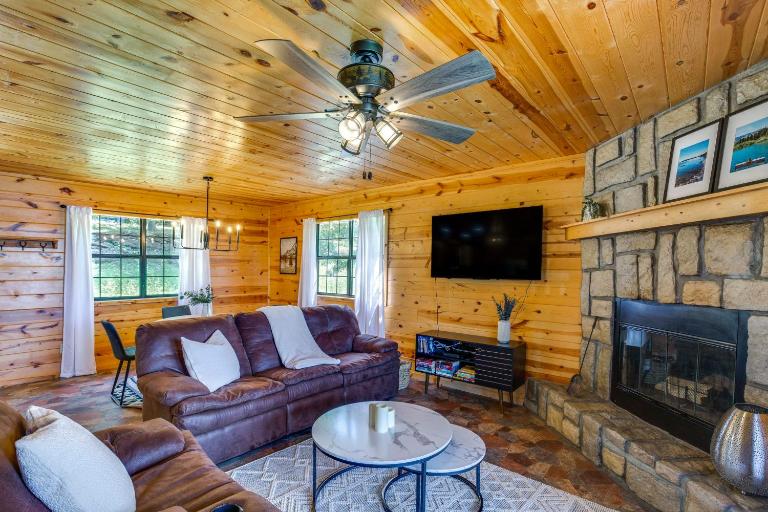 Cabin on Lake Raymond Gary w/ Dock, Grill & Views! - B&B Fort Towson