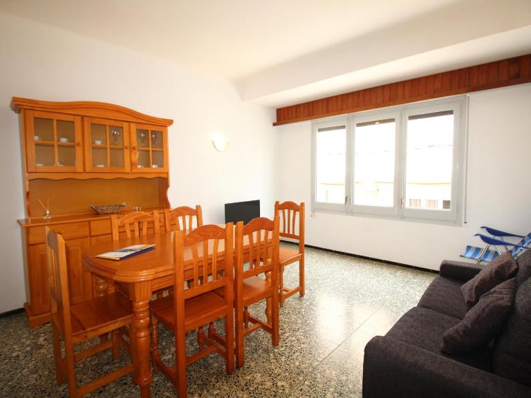 Apartamento céntrico y luminoso a 100m de la playa, renovado con WiFi, balcón y lavadora - ES-228-6 - Chambres d'hôtes Llançà