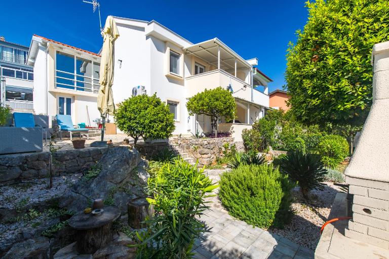 Apt DION with garden and terrace, just 200m from the beach - Chambres d'hôtes Krk