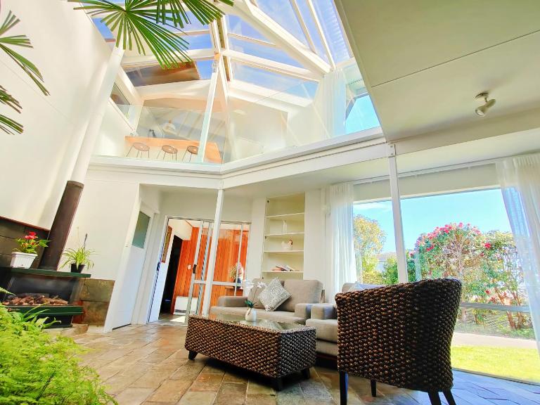 Delight in Birch-Lake View Holiday Home - B&B Taupo