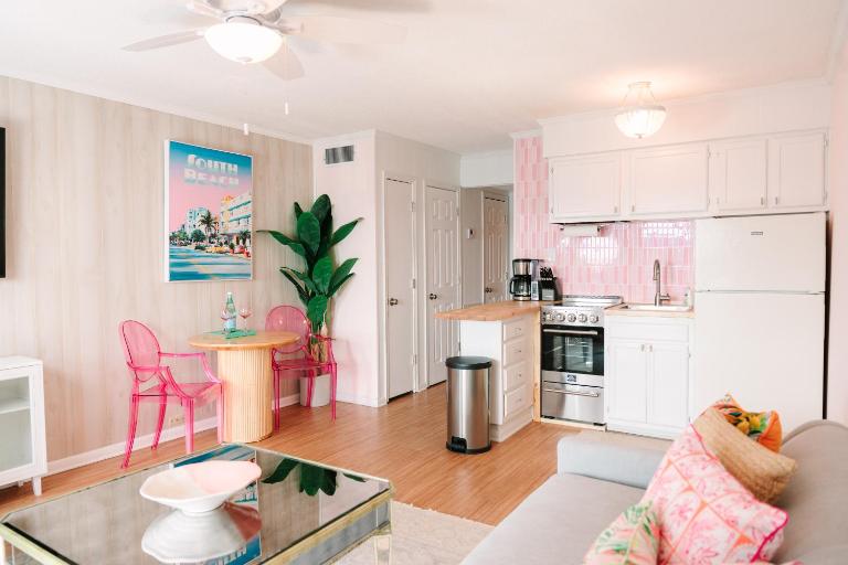 Beach-Pool-Private Balcony - B&B Tybee Island