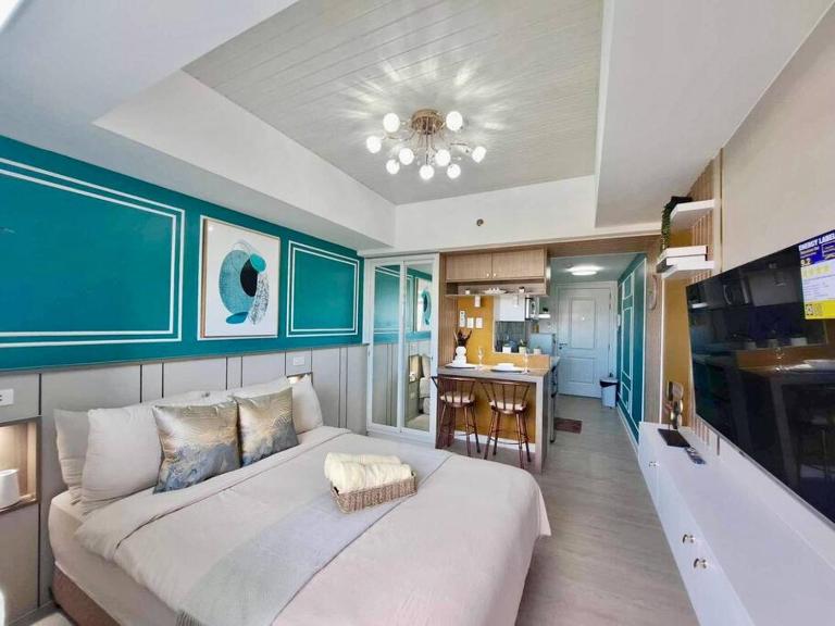 Casa Verde Studio at Azure North by THE BALI CORNER AT AZURE NORTH, Stylish, Spacious Balcony with Beautiful View of Mt Arayat - Ferienwohnung San Fernando
