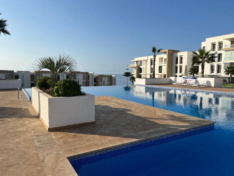 2 bedroom apartment with sea view and private pool - B&B Bouknadel