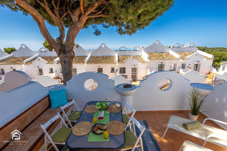 Sunny 2BR in resort with 3 pools, restaurant, gym and playground - Chambres d'hôtes Marbella