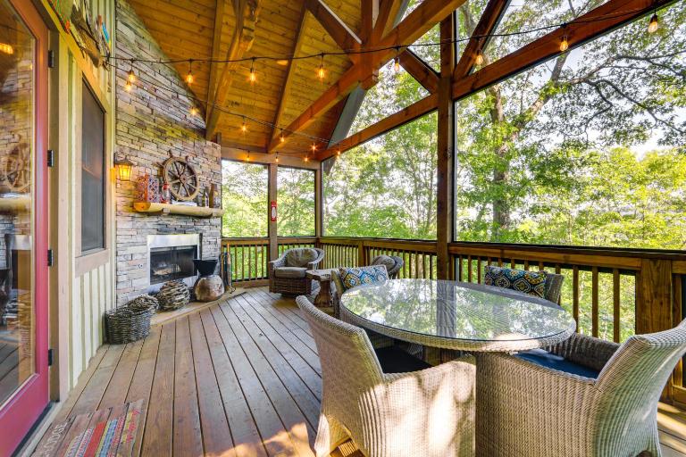 Hike & Boat: Cozy Bear Lake Cottage! - B&B Tuckasegee