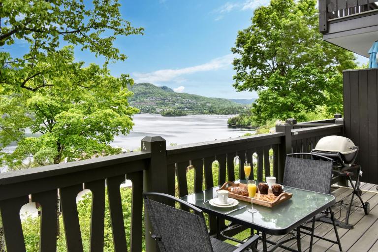 Stunning Condo - View on Lake Tremblant & Mountain - B&B Mont-Tremblant