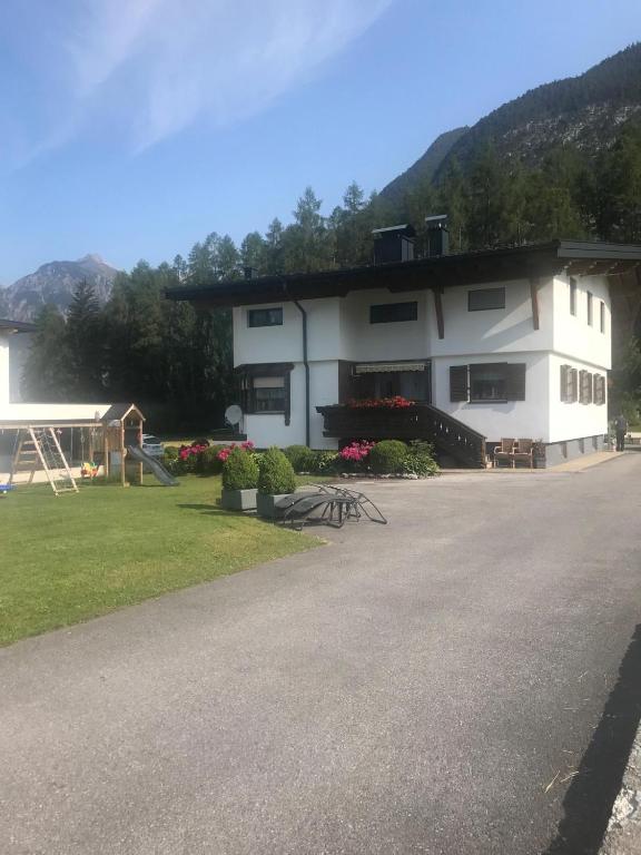 Ferienwohnungen Schleich - B&B Nassereith