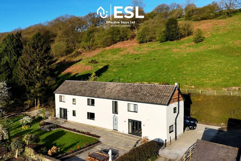 Large Country Farmhouse, Shropshire Hills View, with Hot Tub - B&B Minsterley