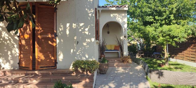 Maison T2 Climatisée avec petit jardin dans impasse calme - B&B Baillargues