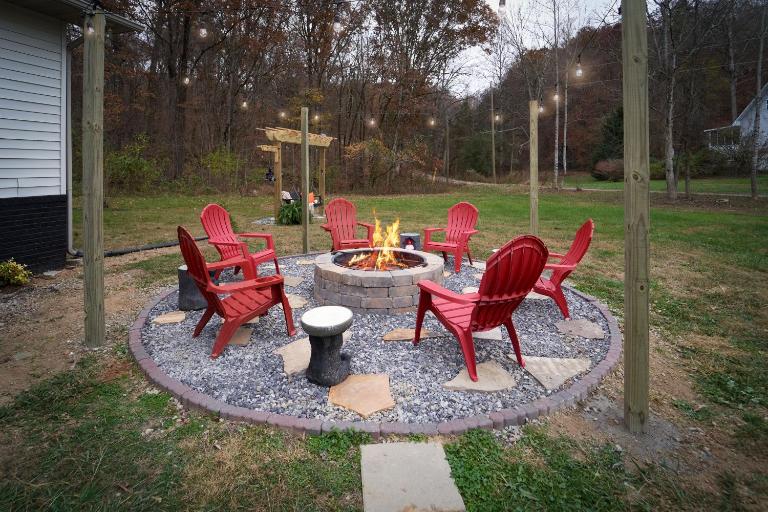 THE ULTIMATE SMOKY MOUNTAIN ESCAPE! Game Room, Theater, Hot Tub, Fire Pit & the Ultimate in Luxury Living - Close to All Major Top Attractions - B&B Pigeon Forge