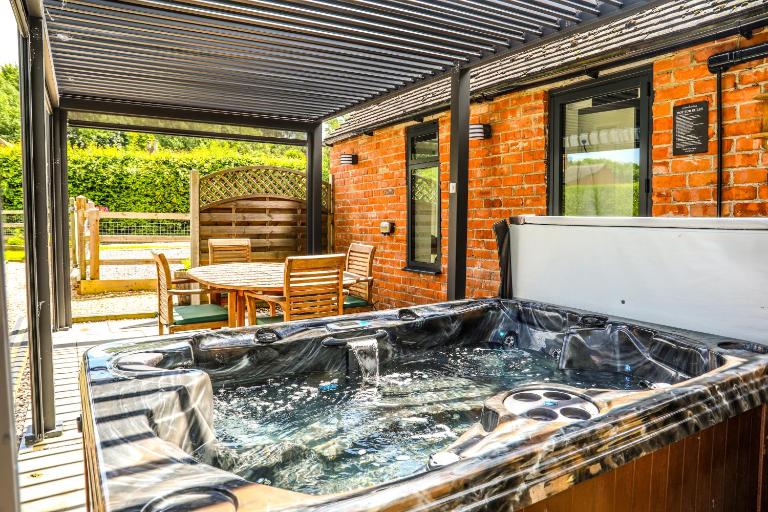 Cottage with Hot Tub - near Cheltenham and Tewkesbury - Chambres d'hôtes Cheltenham