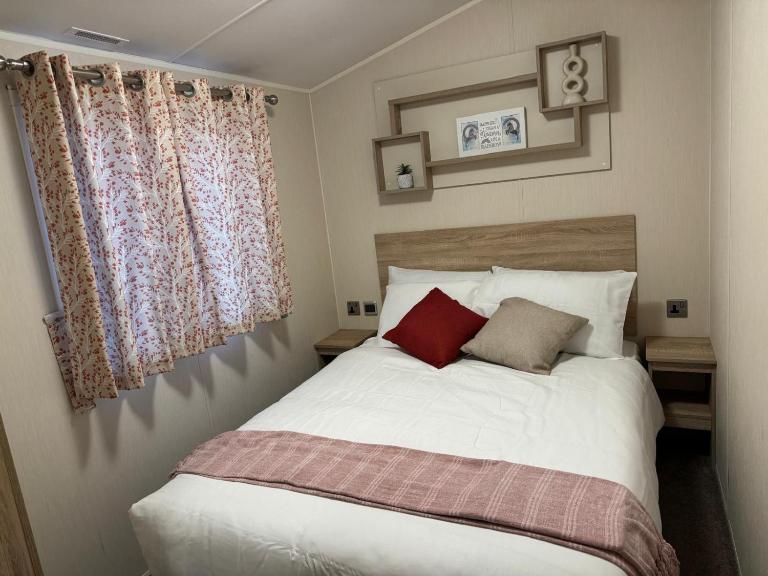 Modern & Blissful Beach Park Holiday Home in Dovercourt, Essex, - Bed and Breakfast Parkeston