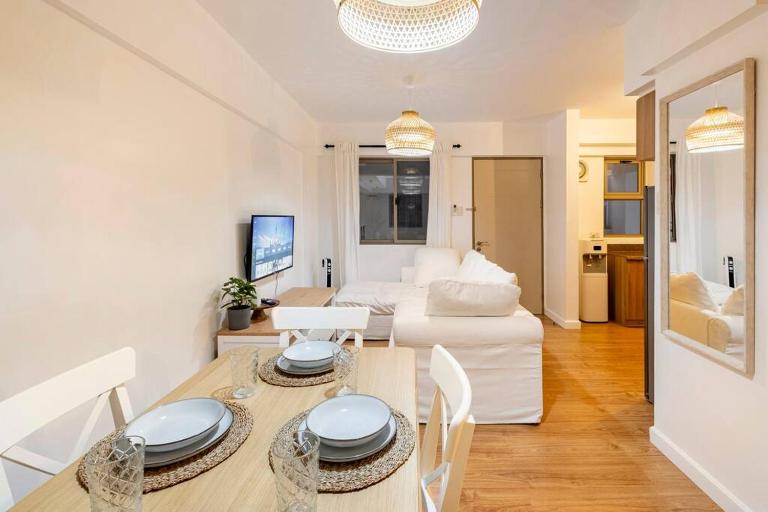 Coastal Inspired 2BR Condo I Fast Wi-Fi I Near BGC - B&B Manila