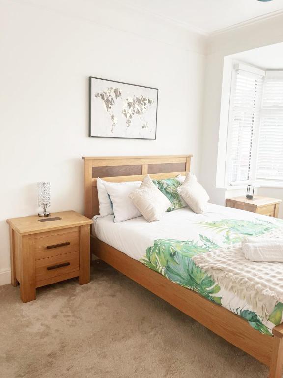 Large 3-Bed Home, Sleeps 7, Families, Contractors & Extended Stays with Book My Stay - B&B Southend-on-Sea