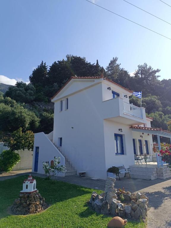 Kleopatra's apartment, Livadaki - Chambres d'hôtes Kámpos Vourliotón