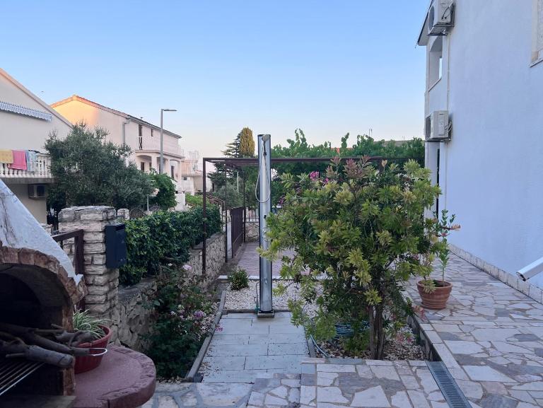 Old and cute renovated house 100m from the sea - B&B Traù