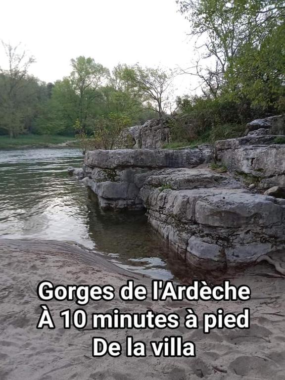 chambre d'hôtes 25 M2 privé , parking, jardin, piscine , barbecue Ruoms 2 - B&B Ruoms