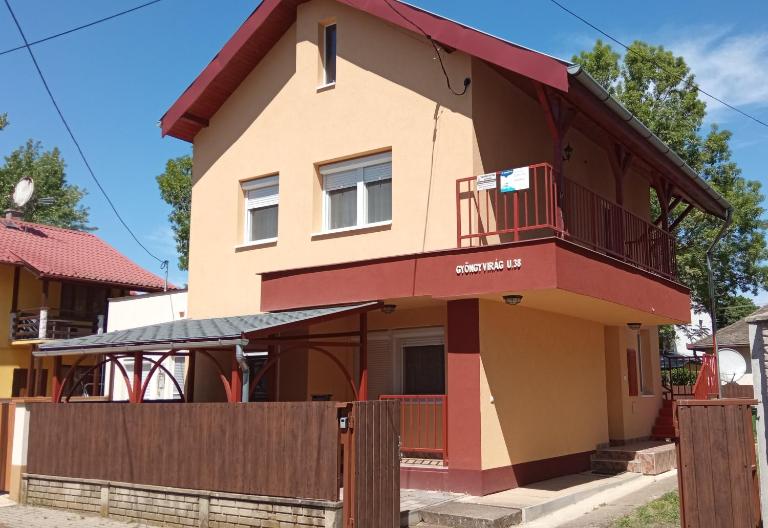 Gyöngyvirág Apartmanház - B&B Hajdúszoboszló