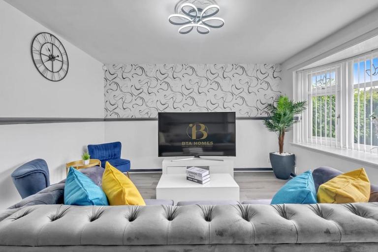 Stylish 3 bed in great location - BTA Homes Serviced Accommodation Wolverhampton - B&B Fallings Park