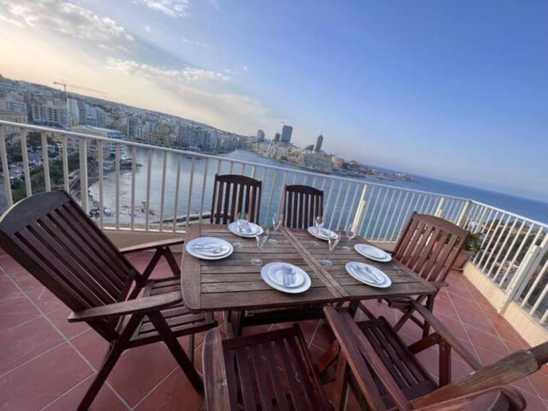 Stylish Sliema Apt with Stunning Sea Views - B&B Sliema