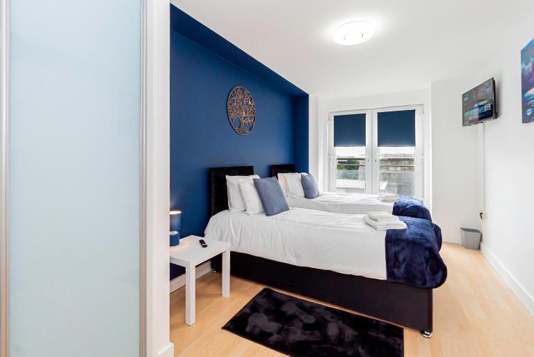 Contractors 4 Beds 2 BathroomsTown Centre Parking - Chambres d'hôtes Basingstoke