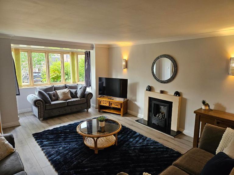 Redcot Gds Stamford 4 bed contractor,Disabled facilities home with Parking - B&B Stamford