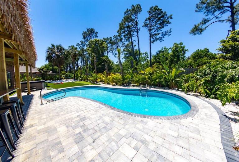 Tropical Oasis, Tiki Bar, Pool, Mini Golf, Hot Tub - B&B Panama City Beach