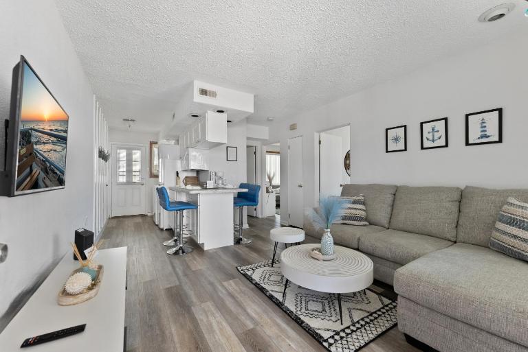 Beach Block Family Condo 2BR 1BA Sleeps 6 2 Parking Spots - B&B Wildwood