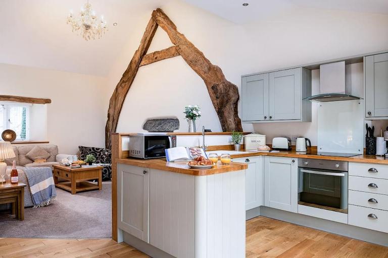 CRUCK BARN - Beautiful Renovated Barn within the Countryside - B&B Tal-y-Cafn