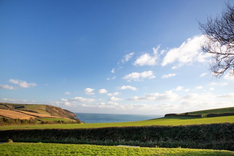 Spectacular Sea View Retreat - Chambres d'hôtes Lanteglos