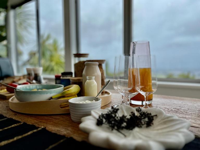 The Lighthouse - Free Breakfast with Stunning Mountain & Sea Views - B&B Christchurch
