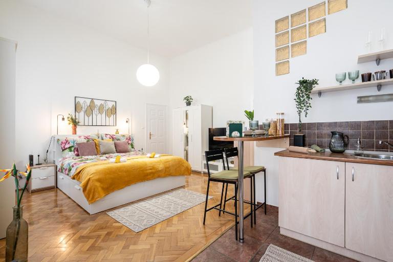 Cosmopolitan Studio - chic getaway in a fancy neighbourhood - B&B Budapest
