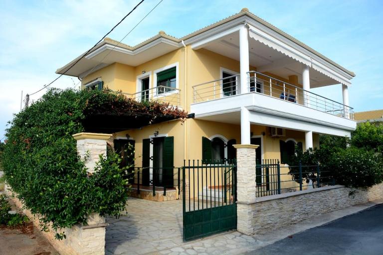 Panos Apartment - Chambres d'hôtes Mýtikas