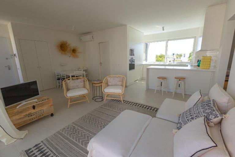 3BR Family Apt w- Private balcony, Pool & Free Parking - Ferienwohnung Tavira