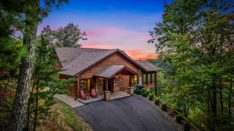 Take Me Down to "Bearadise City", a Luxurious 4 BR Cabin Nestled in the Cobbly Knob Resort! - B&B Gatlinburg