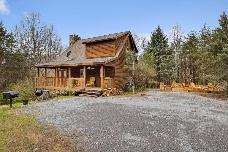 Lucky Charm is an inviting 3 bedroom retreat nestled in the woods minutes from the Pkwy! - Ferienwohnung Pigeon Forge