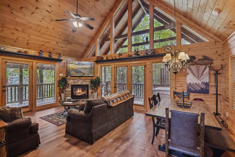 The Adventure Lodge Located in Black Bear Falls Resort with 3 King Suites! - B&B Gatlinburg