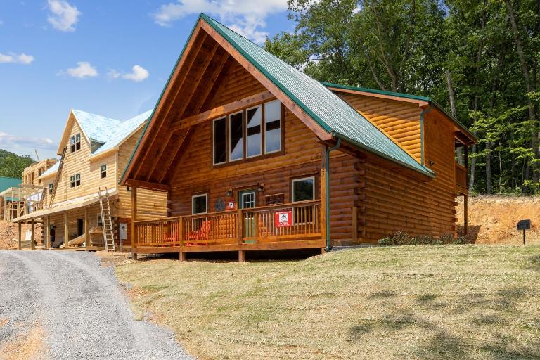 The 3 Bears is a newly built 3 Bedroom Cabin only 3 minutes from the Parkway! - Ferienwohnung Pigeon Forge