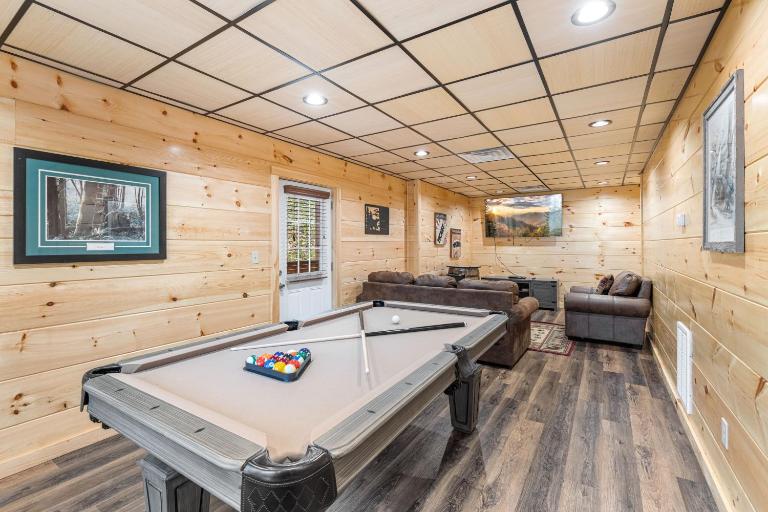 The Red Bird Cabin is a newly built 2 bed 2 bath cabin less than a mile from Pigeon Forge - B&B Pigeon Forge