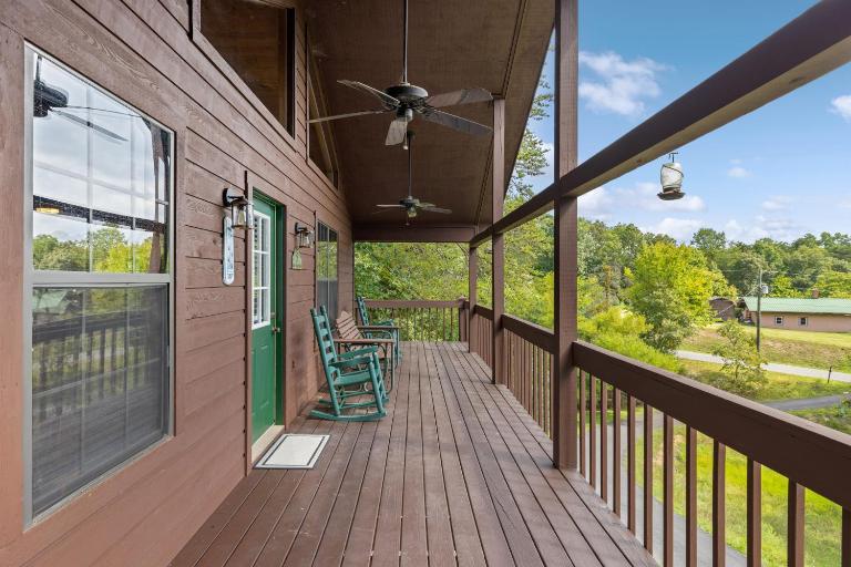 Pigeon Delight is a 2 Bedroom Cabin - 6 miles from Dollywood! Hot Tub, Fire Pit, Arcade, Pool Table! - B&B Pigeon Forge