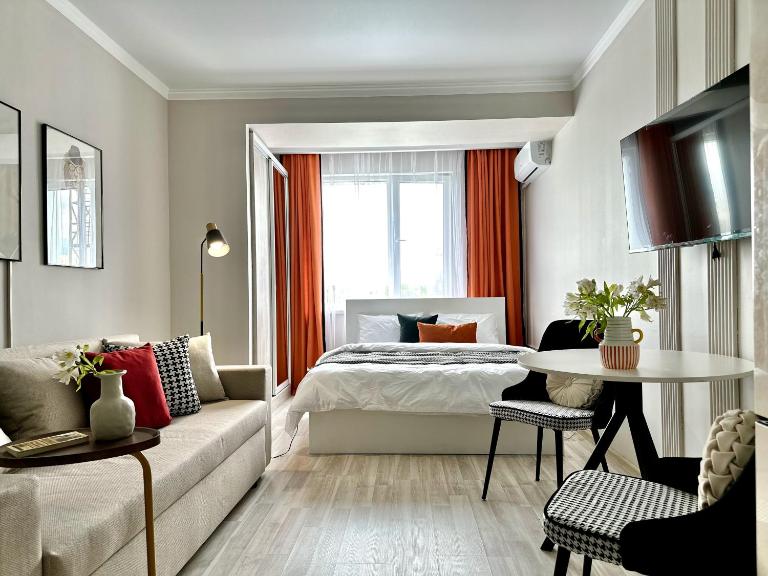 Студия ДЭНДИ с видом на горы - B&B Almaty