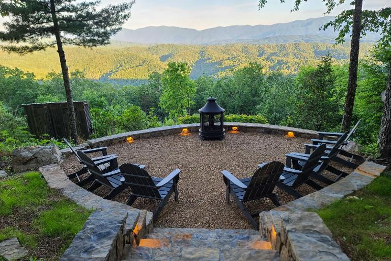 Tallassee Family Home w/ Stunning Smoky Mtn Views - B&B Tallassee