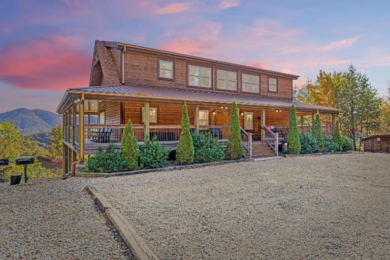 GSMNP entrance only 4 miles away Stunning panoramic views Dog-Friendly Seasonal Pool Access - B&B Sevierville