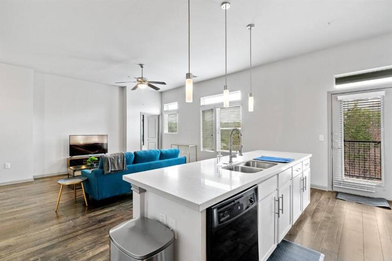 Modern Austin 2BR 2B Apt with Pool Parking & WIFI - B&B Austin