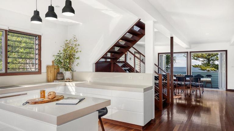 Allawah Cottage - Historic Beachside Retreat With Pippi Beach Views - Holiday Yamba - B&B Yamba