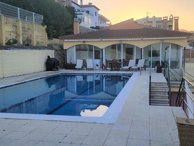 Casa familiar con piscina privada, mascotas permitidas, cerca de la playa en Llançà - ES-170-58 - B&B Llançà