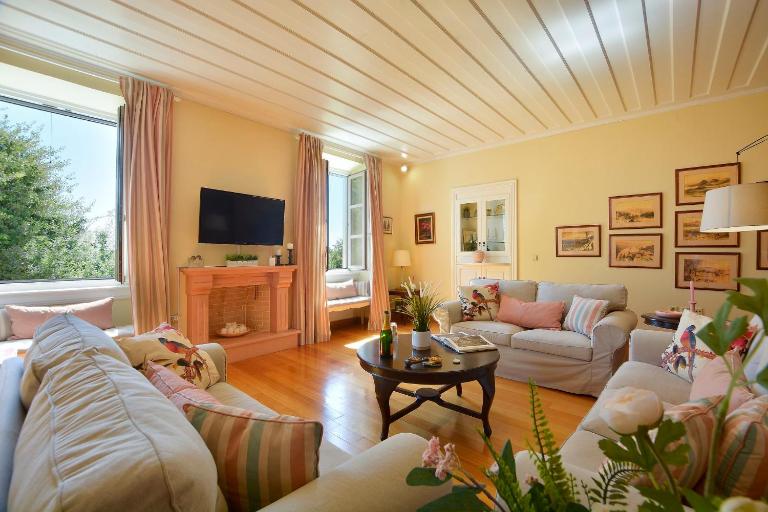 Liston Family Apartment with Spianada & Fortress View - B&B Karyófyto