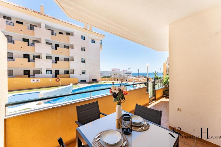 Elegant 2 Bed 2 Bath Apartment, Pool, Views, Parking - B&B Benalmádena