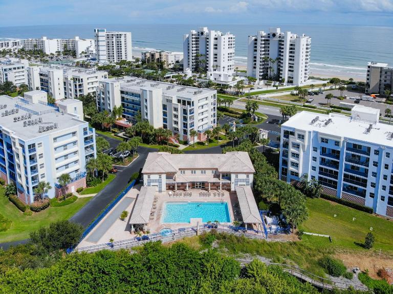 Undersea Retreat: Coastal Charm Walk to Beach Access with Amenities Galore OW4-406 - B&B Edgewater